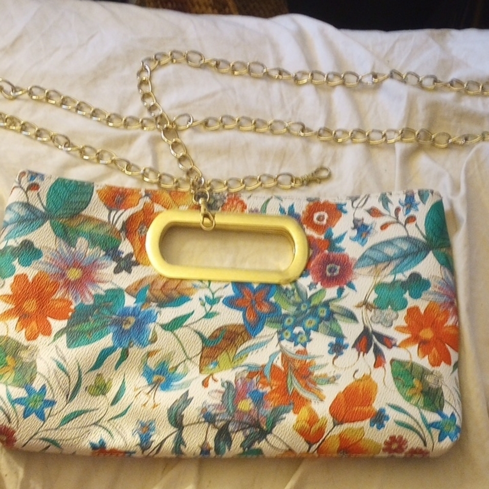 Source Unknown Gold Clutch with Chain and Metallic Detail
